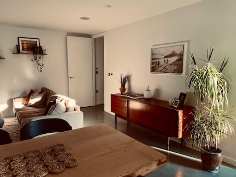 Top performing Airbnb: Beautiful, Large 1-Bed Apt w/ 2 Spacious Balconies in Hackney