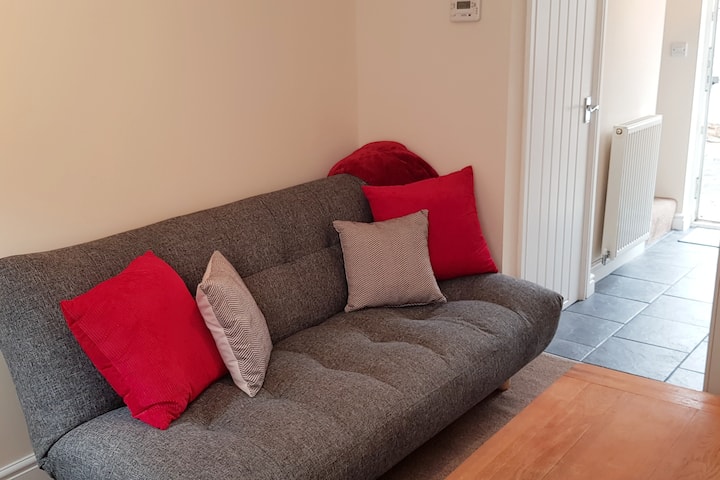 Cosy 1 Bed Compact Leek House - Leek