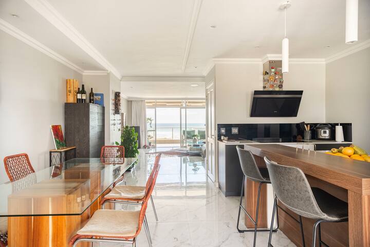 Wake up to sound of the sea and Table Mountain 2BR gallery image 2