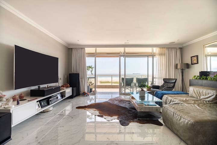 Wake up to sound of the sea and Table Mountain 2BR