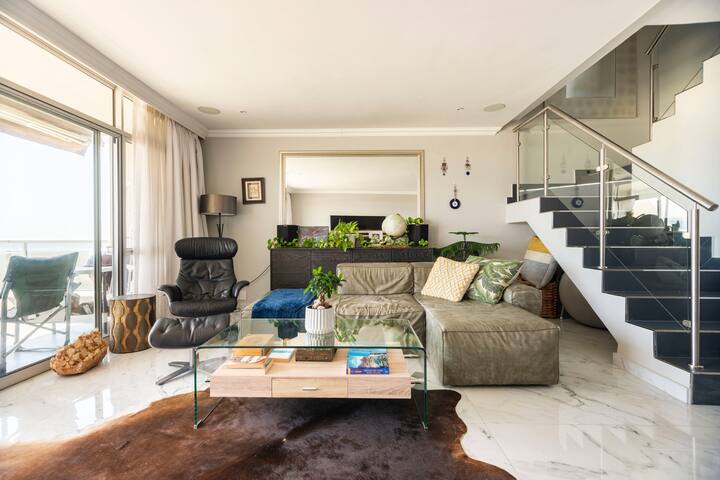 Wake up to sound of the sea and Table Mountain 2BR gallery image 3