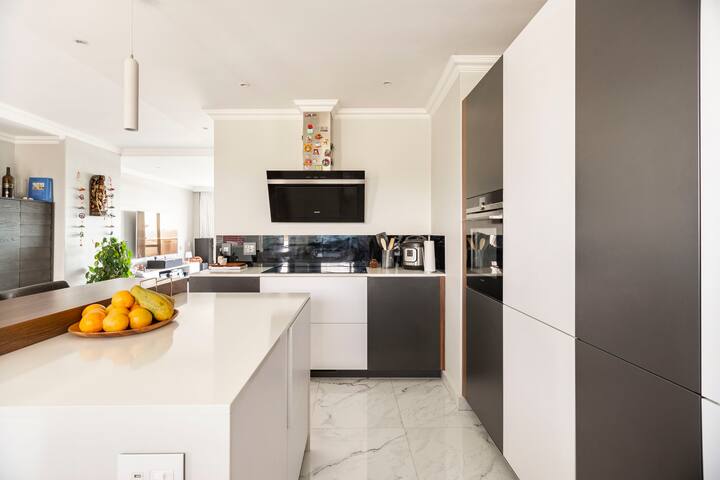 Wake up to sound of the sea and Table Mountain 2BR gallery image 4