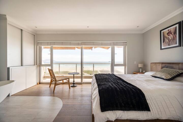 Wake up to sound of the sea and Table Mountain 2BR gallery image 5