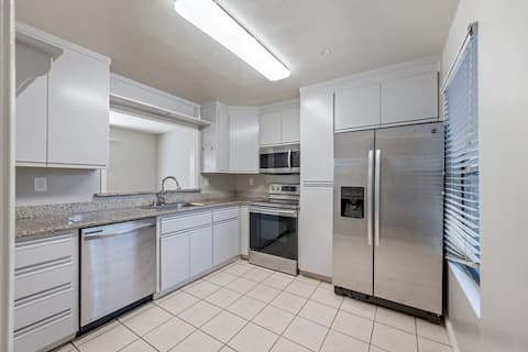 Charming Home near BART Subway Station and Freeway