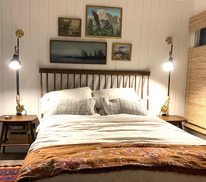 Chumba kikuu cha kulala, kitanda cha upana wa futi tano. Chumba hiki kiko kwenye ngazi kuu iliyo mbali na vyumba vingine vitatu. Ina mlango wa baraza unaoelekea kwenye staha ya chini na ina mwonekano wa ziwa kutoka kwenye madirisha yote.