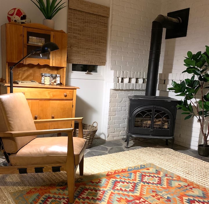 Chumba cha michezo, kilichojaa kikamilifu, na viti vya watu wadogo. Sofa inavuta nje ikiwa mgeni wako yeyote anataka sehemu ya ziada. Mahali pa moto panafanya chumba kiwe cha kustarehesha! Kuna ukumbi mdogo nje ya chumba hiki na eneo la kufulia lililo kwenye ghorofa hii. 