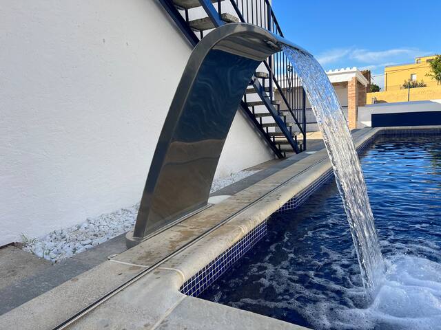 Casa con piscina y vistas al mar gallery image 2