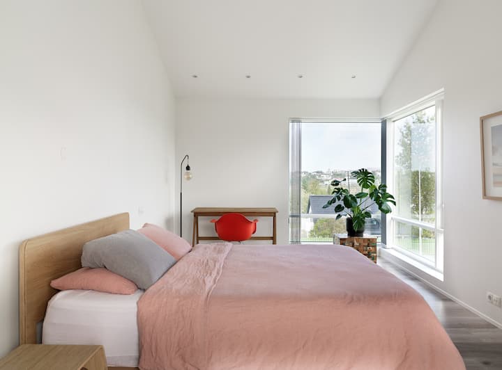 Väčšia spálňa so stolom a súkromným balkónom. Menšia manželská posteľ a dostatok miesta na matrac alebo detskú postieľku.