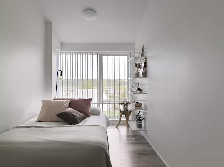 Druhá spálňa, manželská posteľ  a dizajnové prvky Scandi.