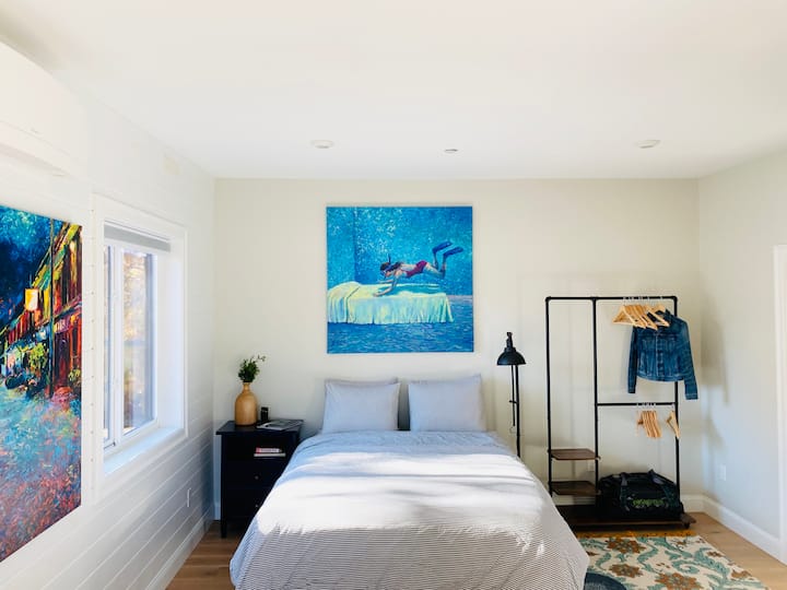 سرير كوين مع أغطية واقية مضادة للحساسية على الوسائد والمراتب!  خزانة ملابس ومكبر صوت Sonos