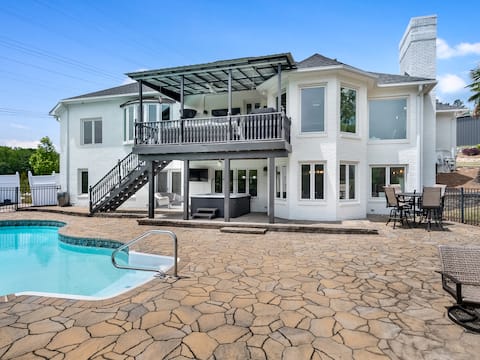 Beautiful Lake Front Home with Pool and Hot Tub