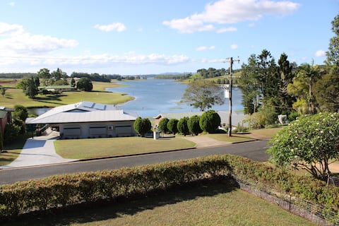 Hamptons Haven | Lakeside Yungaburra