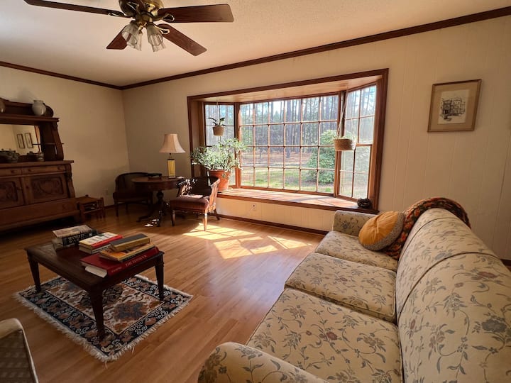 Официална тема за всекидневна:
изкуство и история
Разполага с 2 дивана, пиано, бистро маса и голям избор от книги за изкуство, история на изкуството, фотография и исторически събития