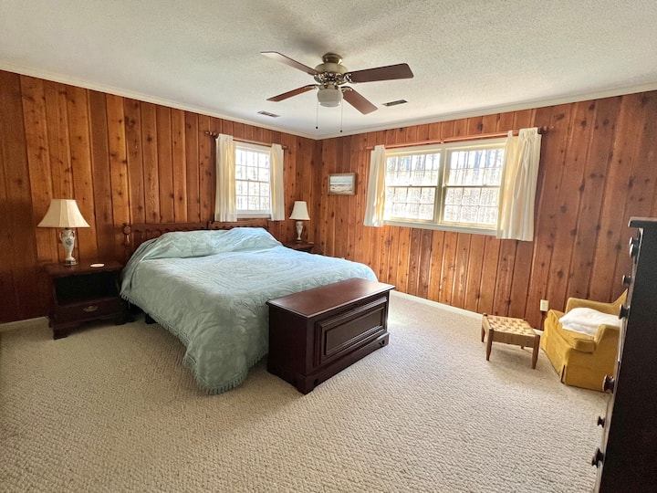 Спалня #2
Тема: Traveler's Suite
Разполага с двойно легло с скрин, килер и салон с книги за международни пътувания
