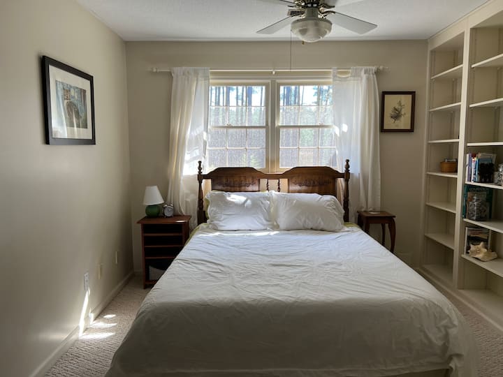 Спалня #1 
Тема: Naturalist's Suite
Разполага с двойно легло с скрин, килер и книги за природни науки, флора, фауна, екологично образование и национални паркове
