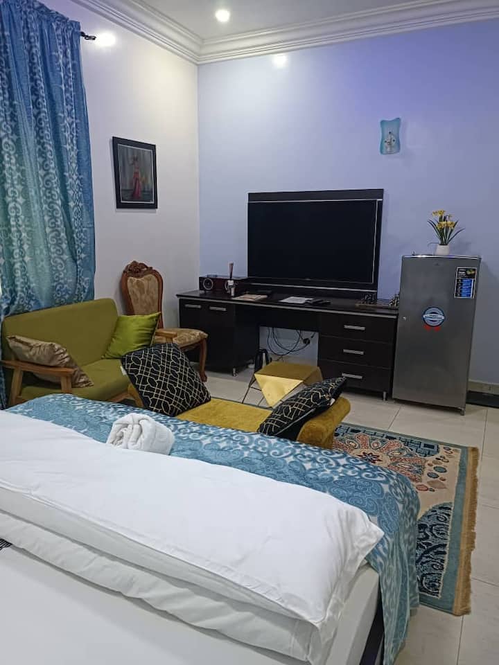 Sapphire Suite:
Nafasi kubwa sana na yenye starehe. Weka kwenye ghorofa ya chini. Ni 55"TV iliyochongwa na kituo cha Setilaiti cha Kidijitali ni mawazo mazuri ili kukupa mipangilio hiyo ya kupumzika na bado ya kuburudisha...
