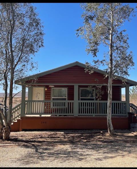 Cozy 2 bedroom cabin with a patio