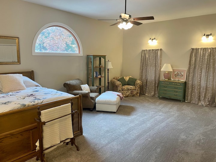 ห้องนอนชั้นหลักที่กว้างขวางนี้ตั้งอยู่ห่างจากห้องครัวเพียงเล็กน้อย  ด้วยเตียงควีนไซส์เก้าอี้แสนสบายพรมหรูหราเพื่อจมเท้าของคุณและแสงที่สวยงามและมองออกไปเห็นหน้าต่างโค้งขนาดใหญ่ห้องนี้เรียกว่าทั้งหมด!  