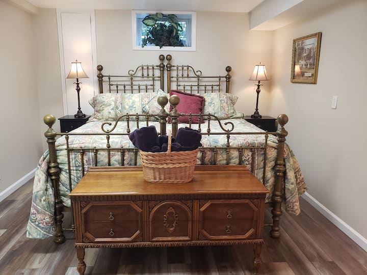 เตียงขนาดคิงไซส์ที่สะดวกสบายและไม่มีแสงแดดยามเช้าเป็นที่ชื่นชอบสำหรับผู้ที่ต้องการนอน! ห้องนอนนี้อยู่ชั้นใต้ดินและถัดจากห้องเล่นเกมขนาดใหญ่ดังนั้นอาจขึ้นอยู่กับเพื่อนผู้เข้าพักของคุณว่าคุณสามารถนอนหลับได้นานแค่ไหน!