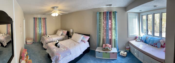 เราหวังว่าเด็กๆของคุณจะชอบห้องธีมสีรุ้งน่ารักแห่งนี้ ห้องพักมีที่นั่งริมหน้าต่างที่ไม่เพียงแต่ให้มุมเล่น/อ่านหนังสือที่ร่าเริงเท่านั้นแต่ยังมีขนาดใหญ่พอที่เด็กคนอื่นจะนอนได้ บ้านตุ๊กตาตุ๊กตาและเตียงตุ๊กตาช่วยเพิ่มความสนุก!