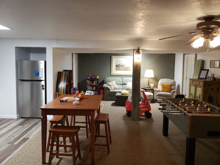 มีห้องนอนสองห้องอยู่ทางขวาและมีที่นอนเสริมและ paknplay ให้บริการห้องเล่นเกมชั้นล่างมีห้องพักมากมายสำหรับการนอนหลับและความบันเทิง (ตอนนี้โซฟาสีเขียวถูกแทนที่ด้วยเตียงนอนเล่นที่มีรางเลื่อนอยู่ด้านล่าง)