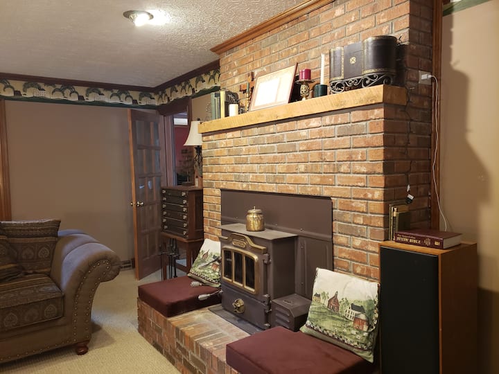 เพลิดเพลินไปกับเสน่ห์ของเตาผิงฟืนและเบาะรองนั่งที่จะดึงดูดให้คุณอยู่ใกล้ๆในความสะดวกสบายตลอดทั้งวัน!