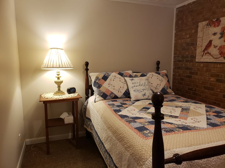 ห้องใต้ดินนี้อุทิศให้กับ Mamaw อันเป็นที่รักของเราที่ชื่นชอบผีเสื้อผู้คนและธรรมชาติโดยทั่วไป จากโต๊ะข้างเตียงที่ทำโดยพ่อของเธอไปจนถึงเตียงโบราณและโต๊ะทำงานเราหวังว่าคุณจะรู้สึกถึงความรักและการต้อนรับที่เธอแสดงให้คนอื่นเห็นเสมอ!