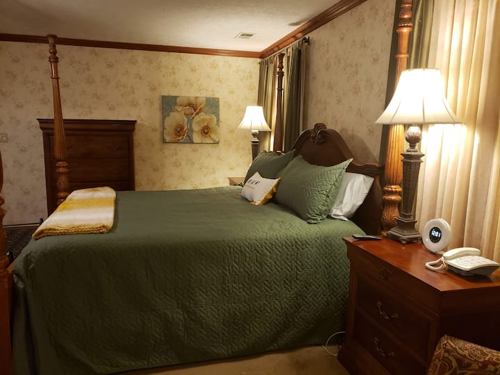 มีเตียงคิงไซส์ปรับระดับได้ด้วยระบบอิเล็กทรอนิกส์ผ้าห่มตักแสนสบายและเก้าอี้หุ้มเบาะที่สะดวกสบายเราหวังว่าคุณจะรู้สึกได้รับการต้อนรับเป็นอย่างดี