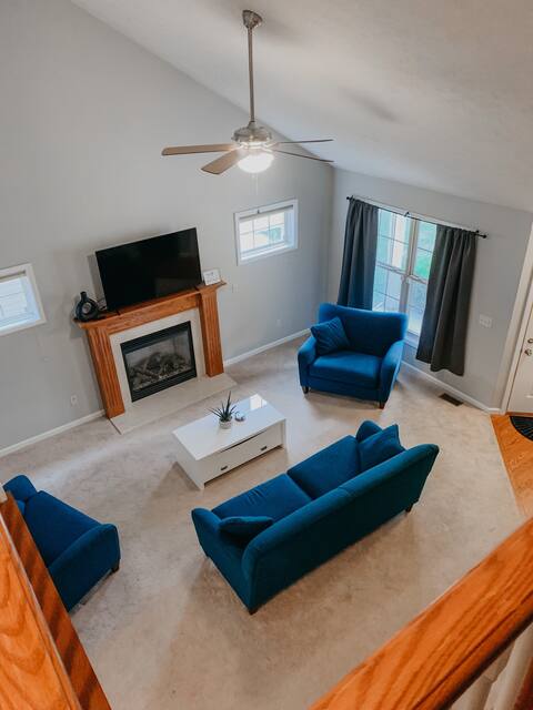 Large 4-bdrm home w/ HOT TUB, <10 min from U of I