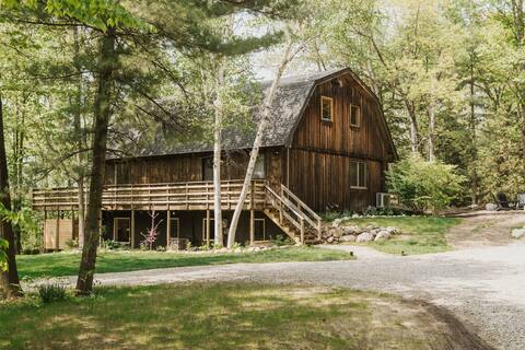 Luxe Barn in Suttons Bay *Game Room* Hot Tub*
