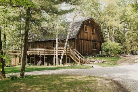 Luxe Barn in Suttons Bay *Game Room* Hot Tub*