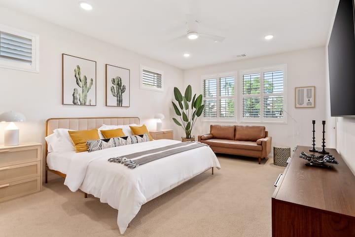 [Dormitorio #1] Dormitorio principal con cama tamaño king; vistas al patio trasero; TV 4K 4K Sony OLED de 65 pulgadas.
