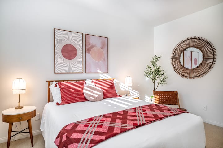 [Dormitorio3] Cama queen, muebles elegantes y decoración