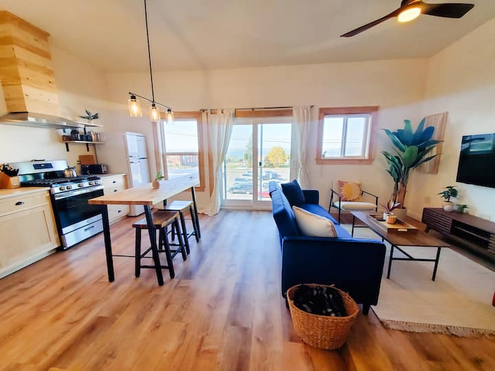 1 bedroom apartment with Lake Superior views!