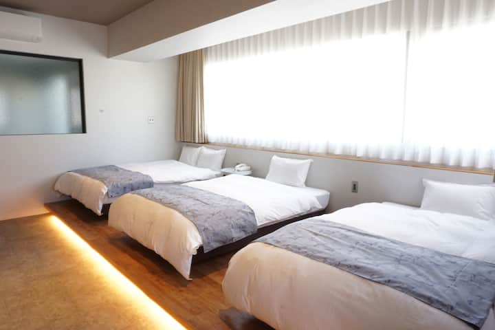 Dormitorio en el octavo piso
Cama doble 1 (con capacidad para 2 personas)
Semi-doble 2 (para 1 persona)