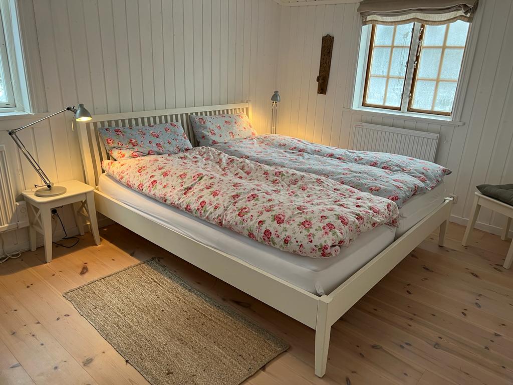 غرفة نوم بسرير مزدوج (180 × 200)