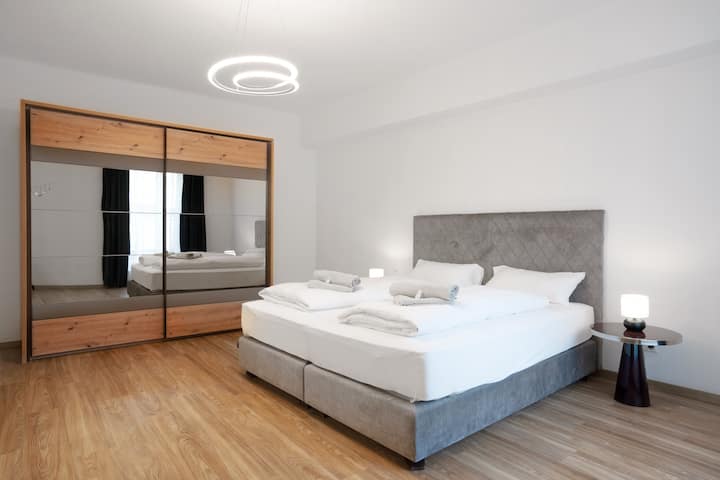 easy-flat main square – 156 sqm family apt. no. 5A