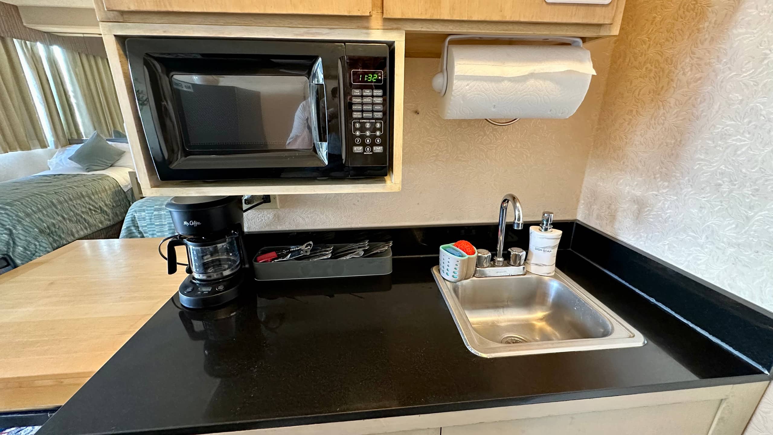 Condo in Honolulu · ★4.89 · Studio · 3 beds · 1 private bath - Image 4