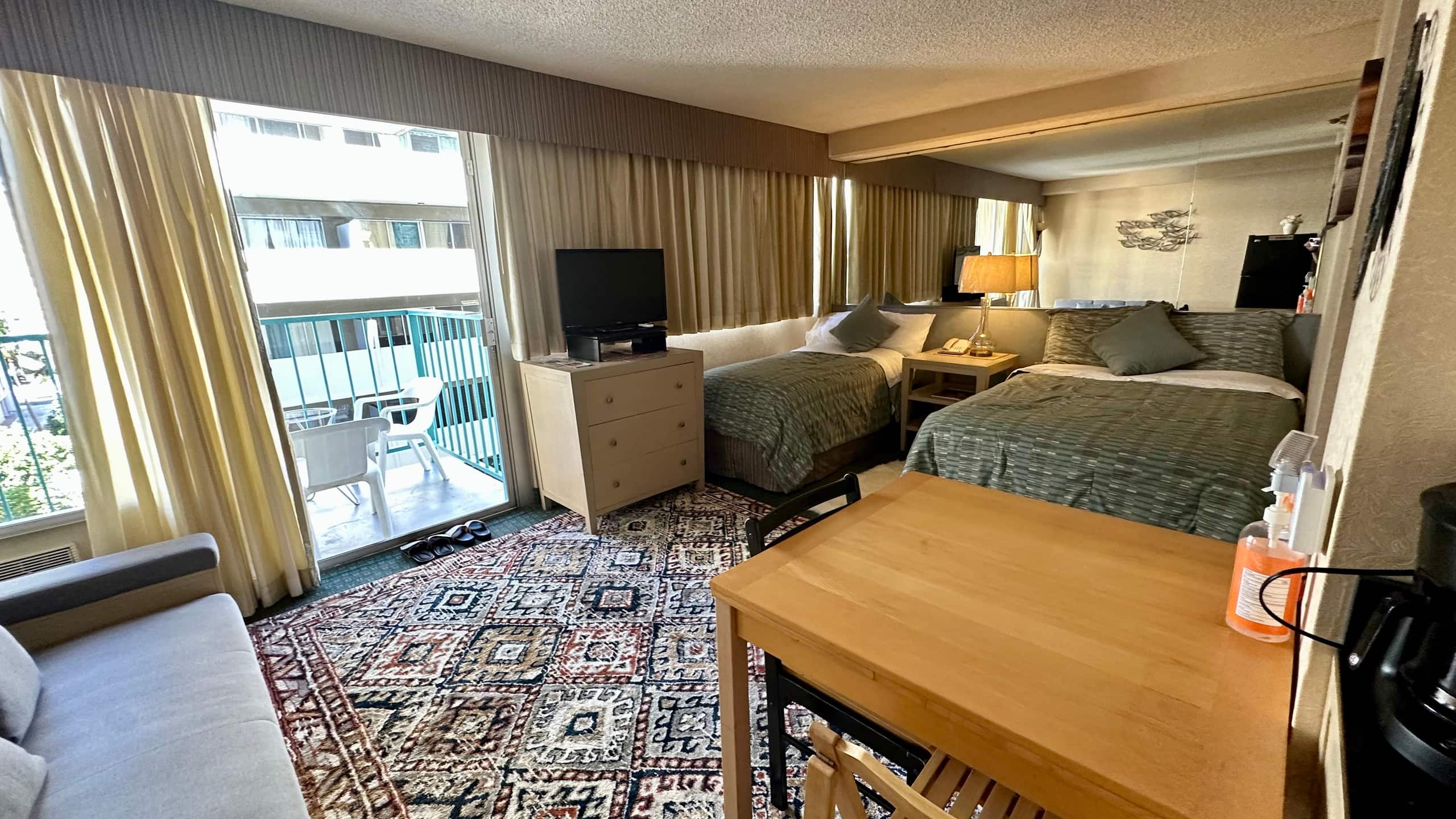 Condo in Honolulu · ★4.89 · Studio · 3 beds · 1 private bath - Image 6
