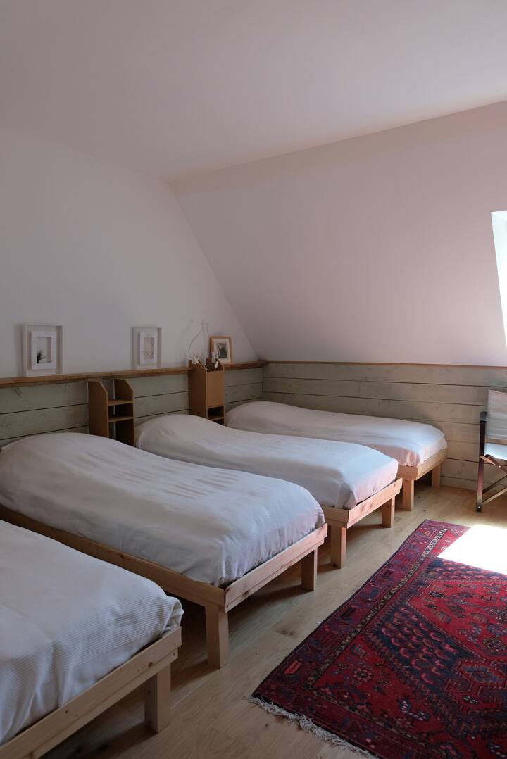 楼上，第二间卧室 
4个简洁的可用品