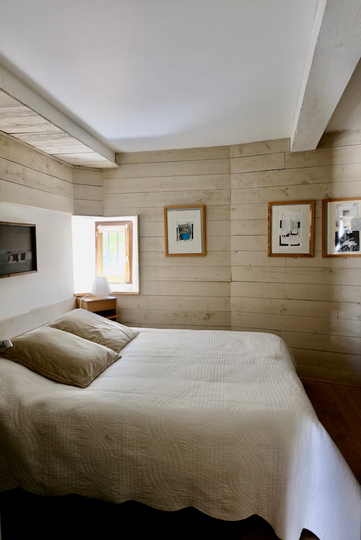 位于一楼的小房间，配有双人床（ 160厘米）。 淋浴间和马桶的两侧。