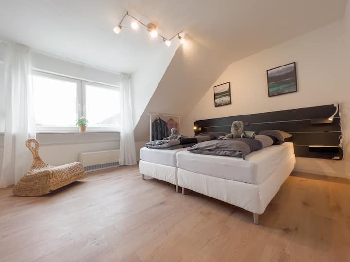 ห้องนอนเตียงเดี่ยวสองเตียง (90 x 200 ซม.) รวมกันหรือใช้งานแยกกันได้