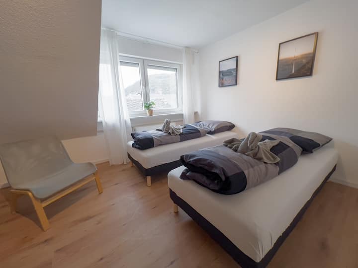 เปลี่ยนเป็นเตียงเดี่ยวสองเตียง (90 x 200 ซม.)