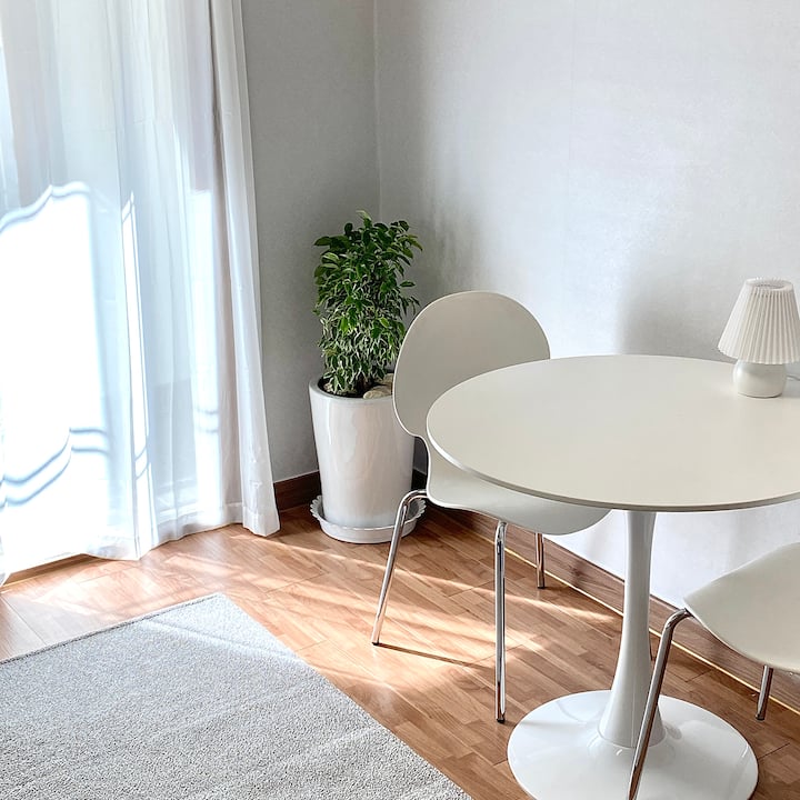 Room Sunshine Light Comfortable Private Parking available