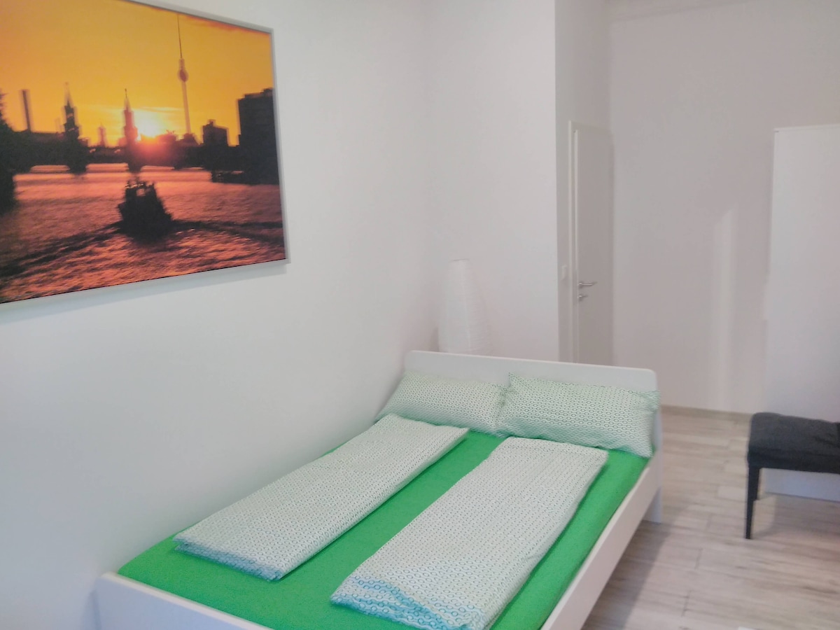 Successful Airbnb property: Moabit-central and bright 3-room apartment in Moabit