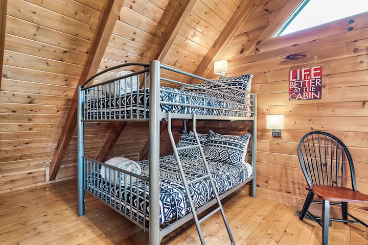 2 целосни кревета на спрат во поткровје за игри