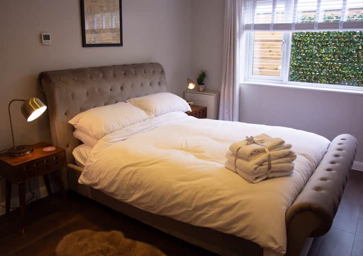 Ორადგილიანი საძინებელი საკმარისი სათავსოთი, რომელიც აღჭურვილია ღრმა აბაზანით, ნიჟარითა და უნიტაზით.