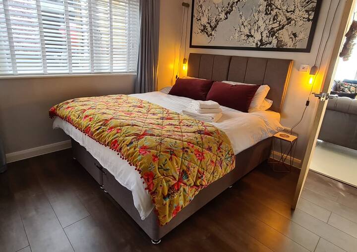 Ორადგილიანი/ორადგილიანი ოთახი საკმარისი სათავსოთი, რომელშიც არის ნალექიანი საშხაპე სააბაზანო, ნიჟარა და უნიტაზი.