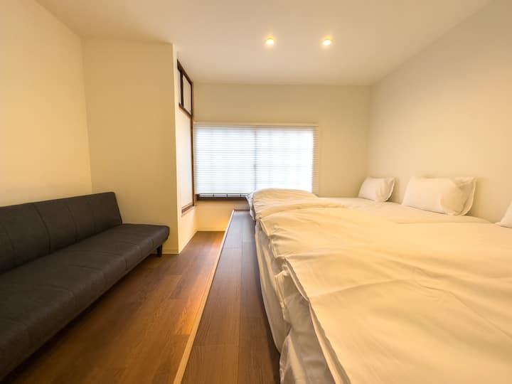 חדר שינה 1: 3 מיטות זוגיות וספה נפתחת אחת.
(אנחנו לא יכולים לספק מיטות נוספות.)