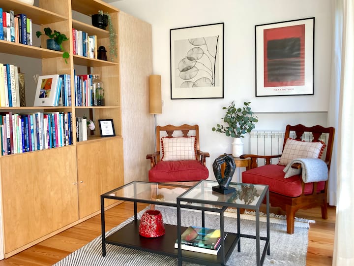 The living room offers books and boardgames.
